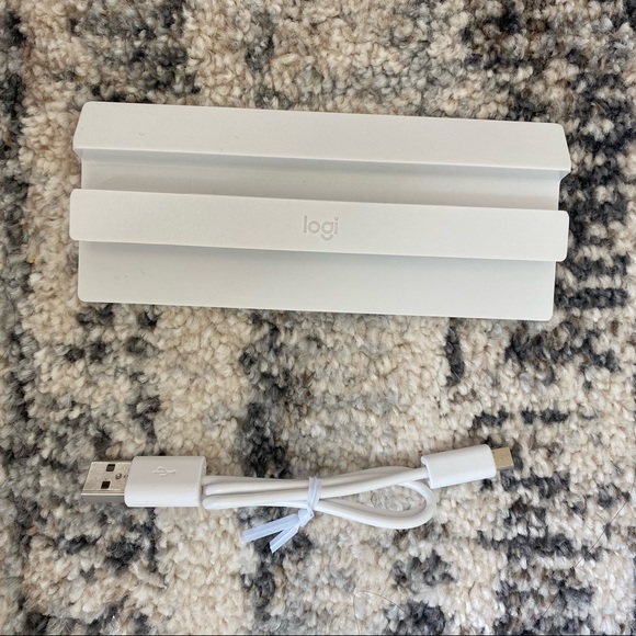 Logitech Keys to Go Keyboard - Picture 3 of 4